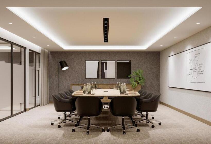 هتل Courtyard By Marriott London Heathrow Airport