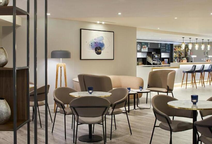 هتل Courtyard By Marriott London Heathrow Airport