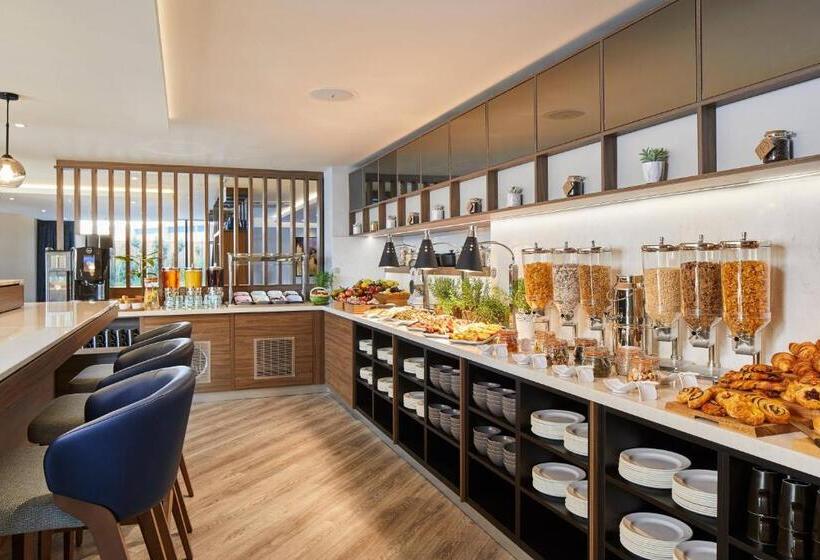 هتل Courtyard By Marriott London Heathrow Airport