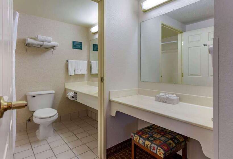 هتل Clarion Suites At The Alliant Energy Center
