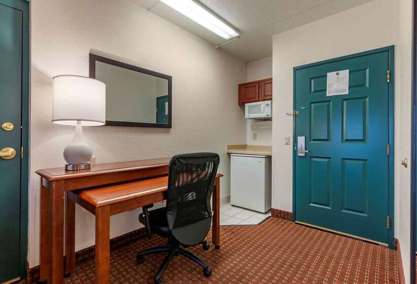 هتل Clarion Suites At The Alliant Energy Center
