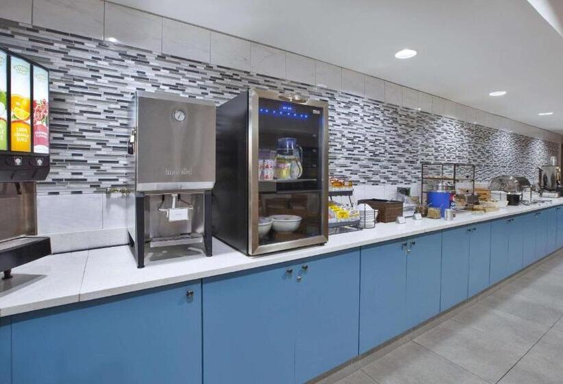 فندق Country Inn & Suites By Radisson, Big Rapids, Mi