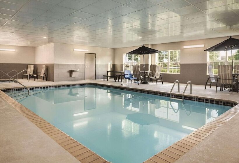 בית מלון כפרי Country Inn & Suites By Radisson, Coralville, Ia