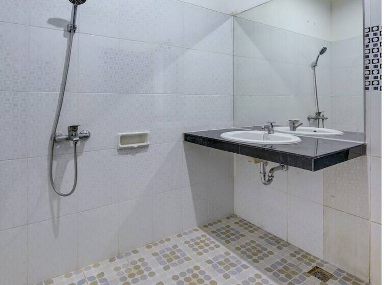 هتل Oyo 4010 Zaara Guest House Syariah