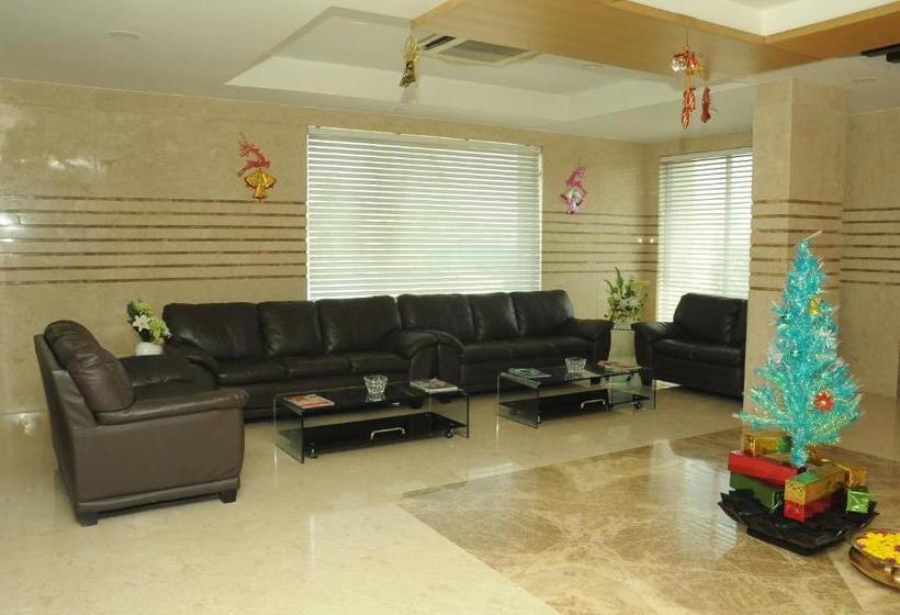 هاستل Ponnis Grand Inn