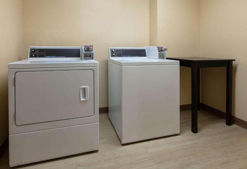בית מלון כפרי Days Inn & Suites By Wyndham Florence/jackson Area