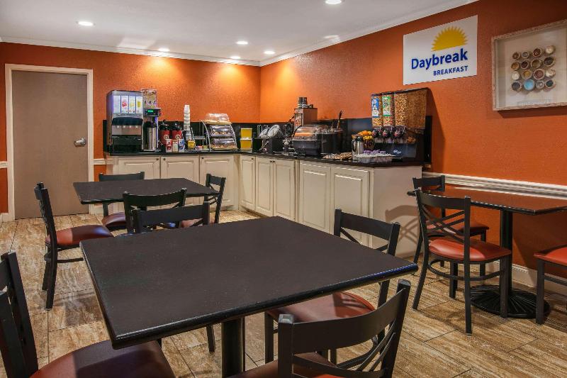 בית מלון כפרי Days Inn & Suites By Wyndham Florence/jackson Area