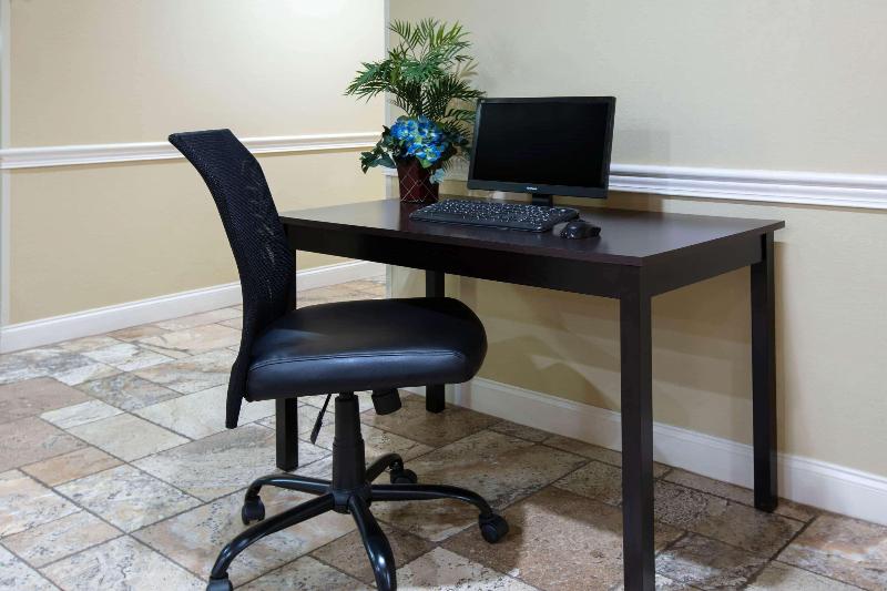 בית מלון כפרי Days Inn & Suites By Wyndham Florence/jackson Area