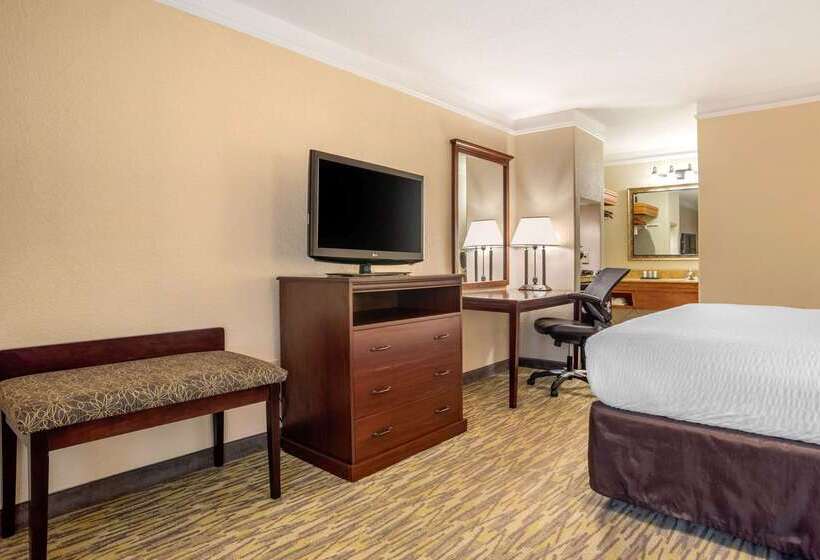فندق Clarion Inn Conference Center