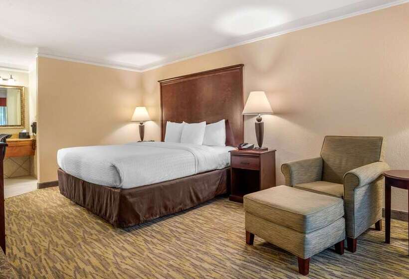 فندق Clarion Inn Conference Center