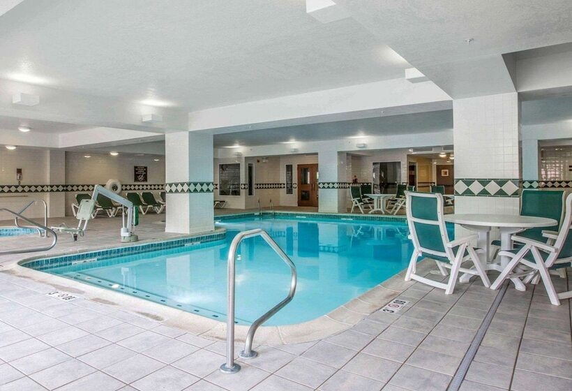 בית מלון כפרי Comfort Inn & Suites Near Burke Mountain