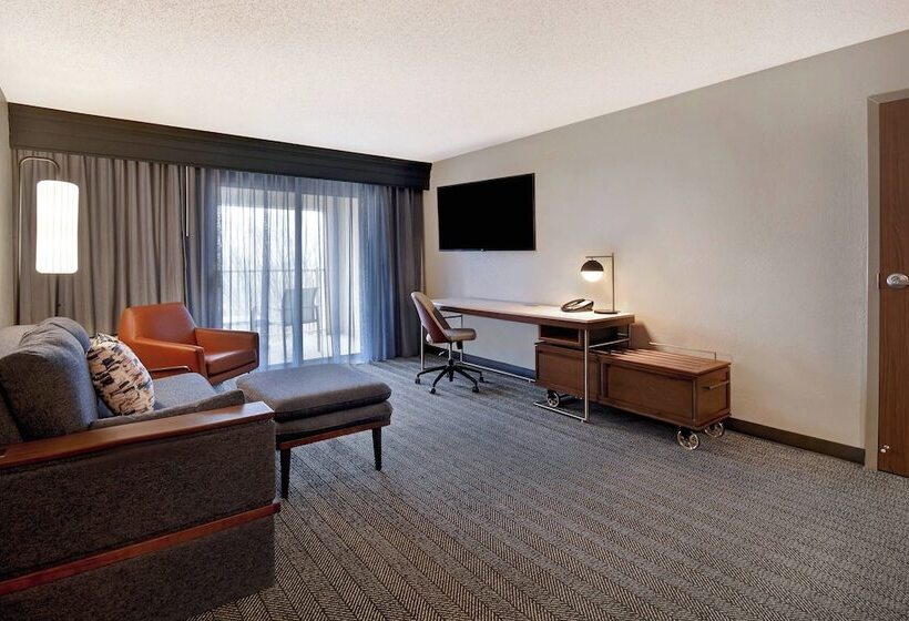 هتل Courtyard By Marriott Cincinnati Airport