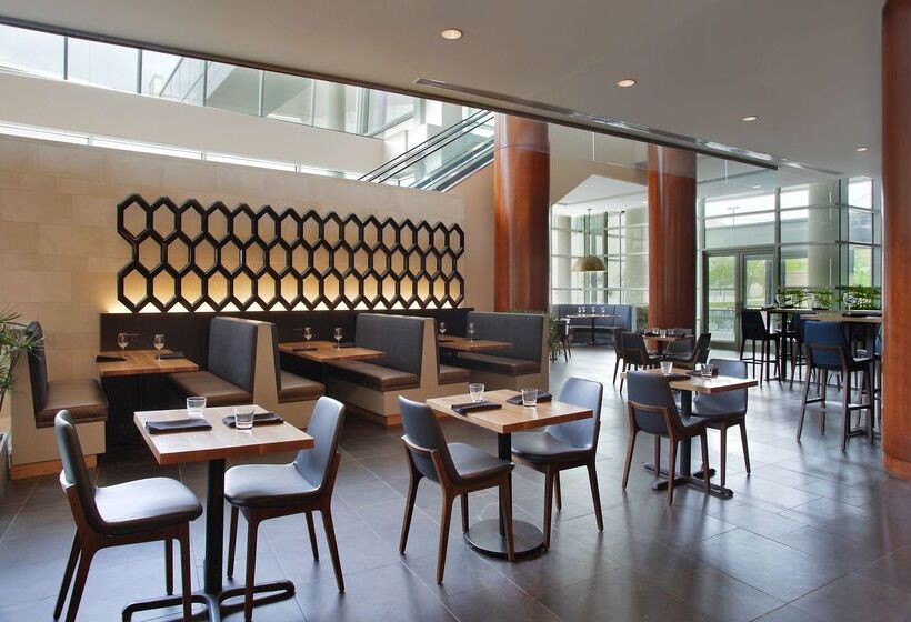 هتل Hilton Omaha