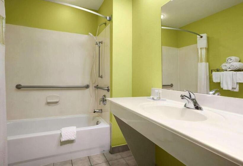 Отель Howard Johnson By Wyndham Grand Prairie Near Lone Star Park