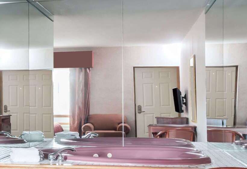 هتل Howard Johnson By Wyndham Lenox