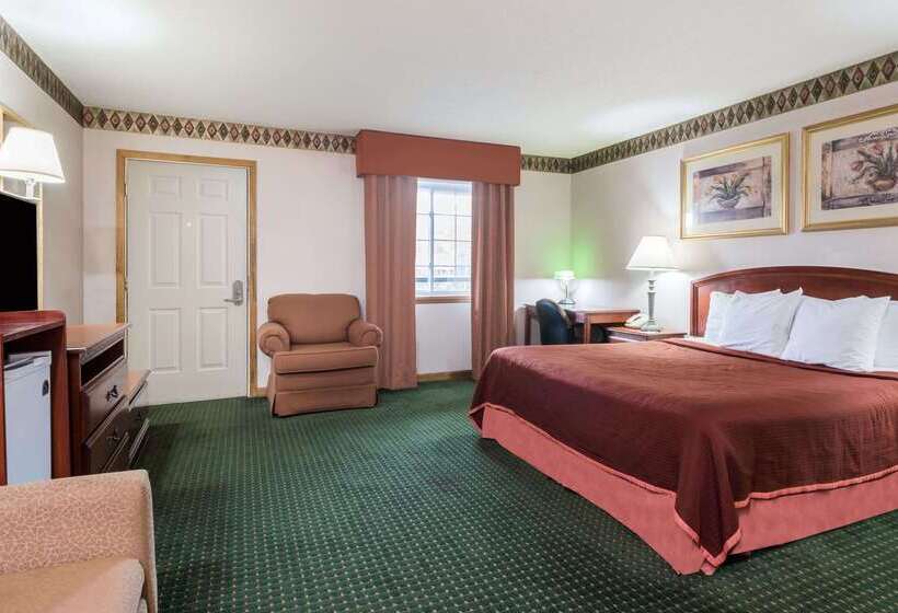 هتل Howard Johnson By Wyndham Lenox