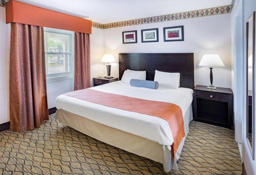 هتل Howard Johnson By Wyndham Lenox