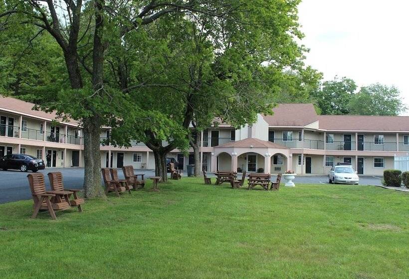 هتل Howard Johnson By Wyndham Lenox