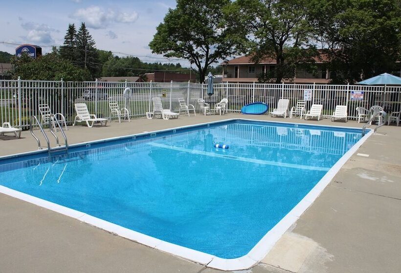 هتل Howard Johnson By Wyndham Lenox