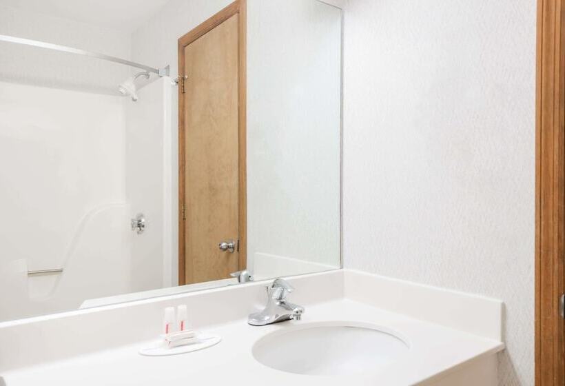 هتل Howard Johnson By Wyndham Lenox