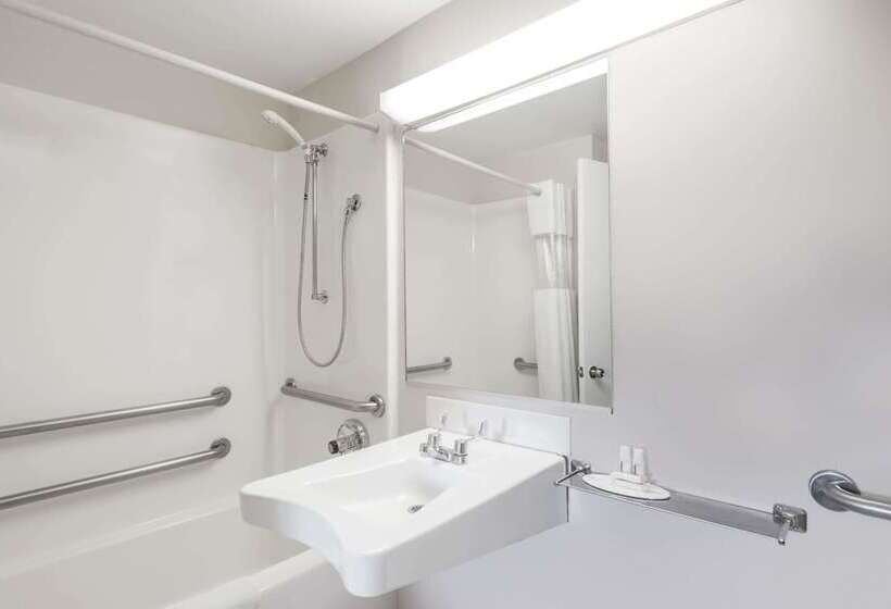 هتل Howard Johnson By Wyndham Lenox