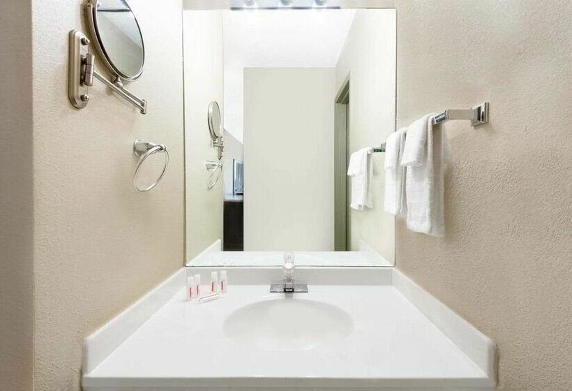 فندق Super 8 By Wyndham Brook Park/cleveland