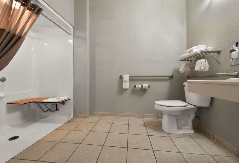 בית מלון כפרי Rodeway Inn & Suites