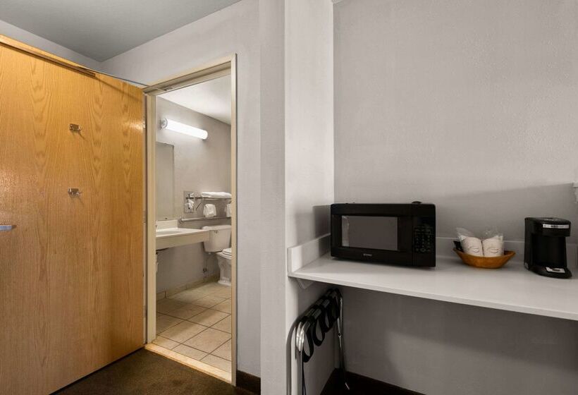 בית מלון כפרי Rodeway Inn & Suites