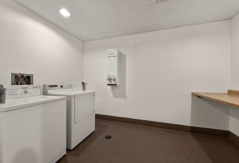 בית מלון כפרי Rodeway Inn & Suites