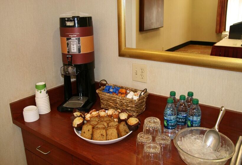 هتل Hampton Inn & Suites Springfield Southwest