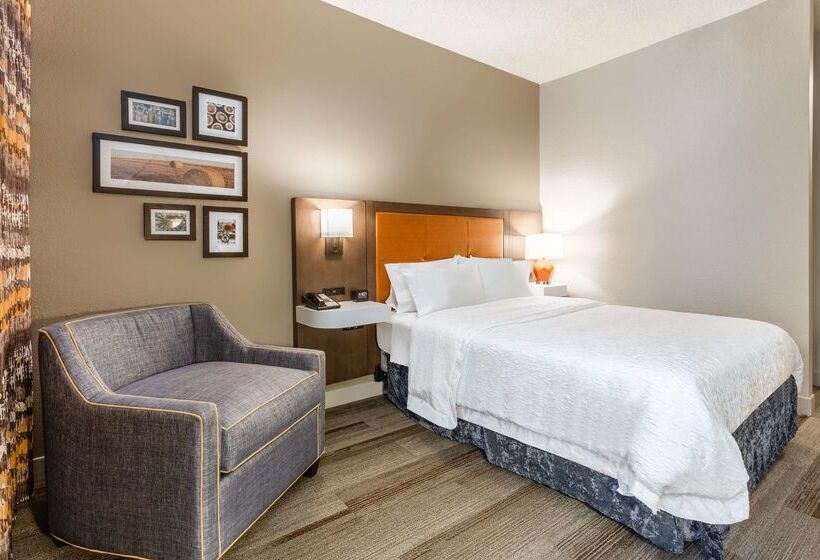 هتل Hampton Inn Cedar Rapids