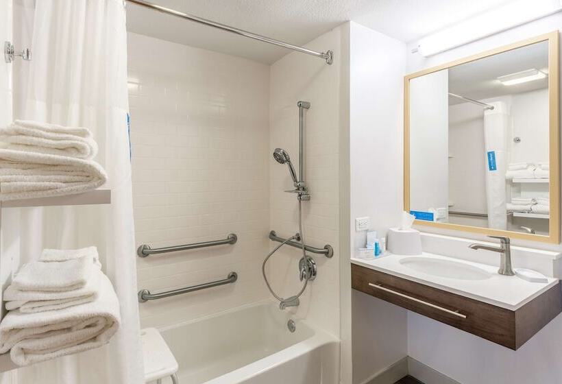 هتل Hampton Inn Cedar Rapids