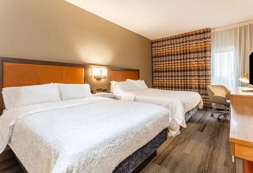 هتل Hampton Inn Cedar Rapids