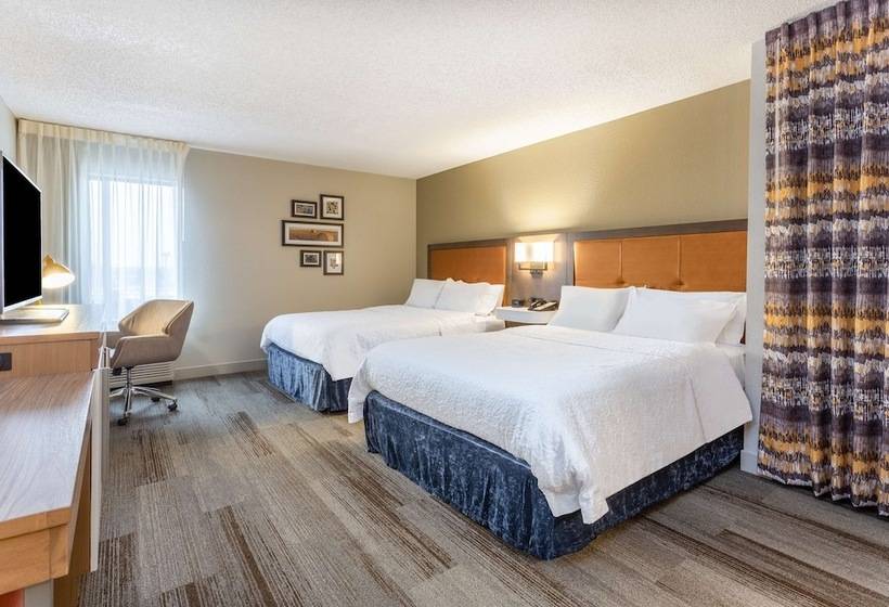 هتل Hampton Inn Cedar Rapids
