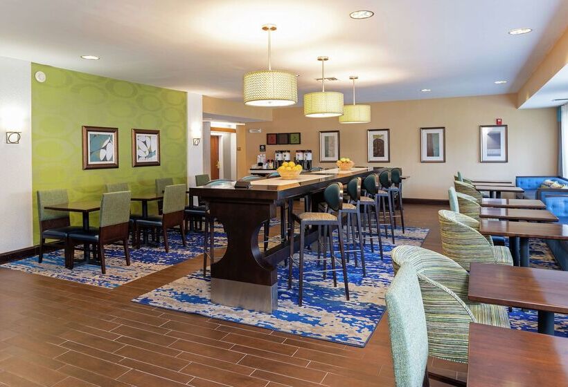 هتل Hampton Inn East Lansing