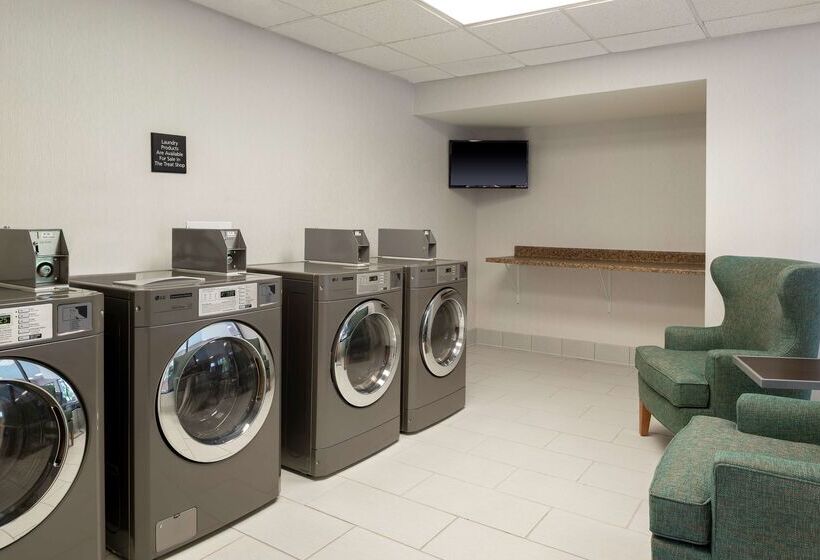 هتل Hampton Inn East Lansing