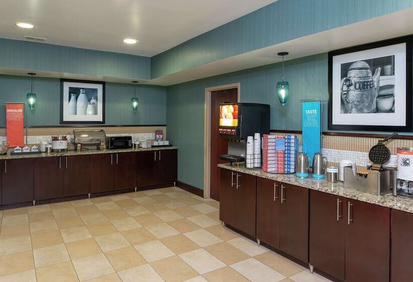 هتل Hampton Inn East Lansing