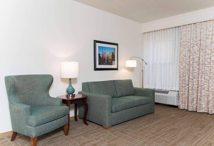 هتل Hampton Inn East Lansing