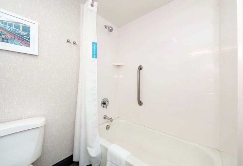 هتل Hampton Inn Greensboro Airport