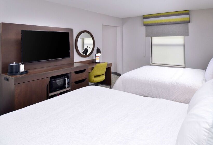 בית מלון כפרי Hampton Inn Laporte In