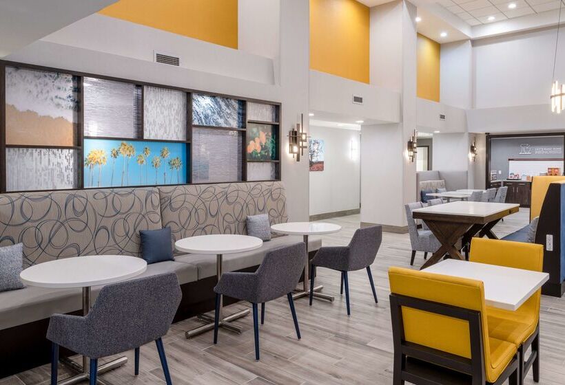 Отель Hampton Inn & Suites Agoura Hills