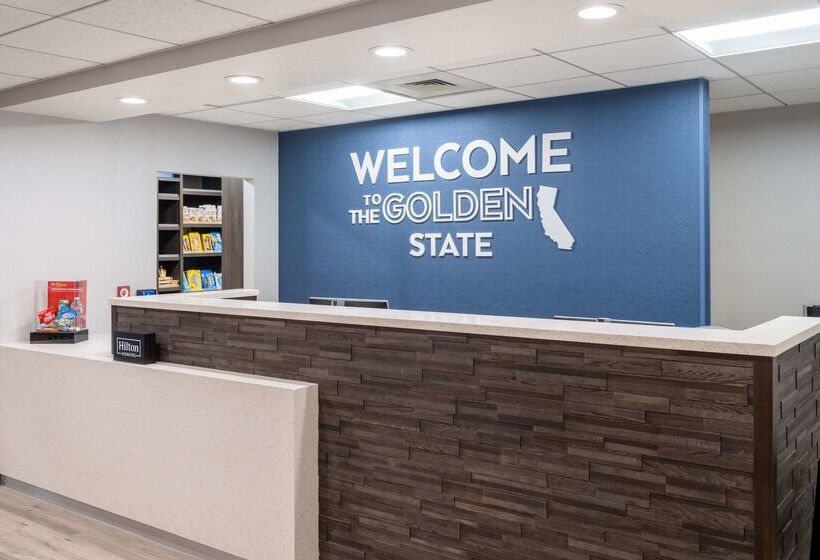 Отель Hampton Inn & Suites Agoura Hills