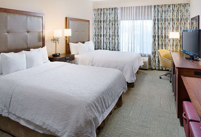 בית מלון כפרי Hampton Inn & Suites Denton