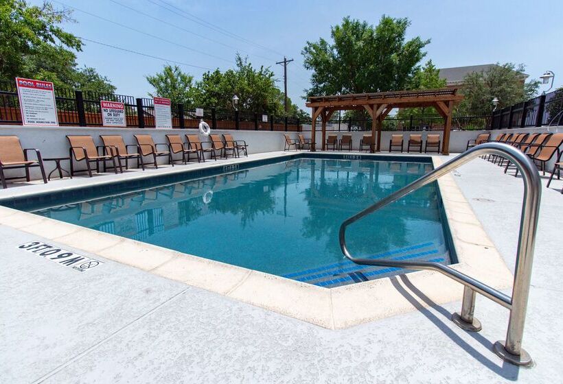 בית מלון כפרי Hampton Inn & Suites Denton