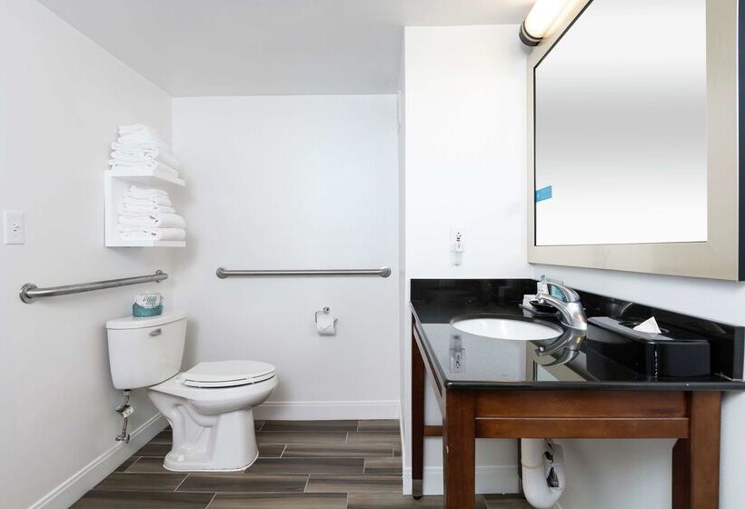 בית מלון כפרי Hampton Inn & Suites Raleigh Cary Lenovo Center