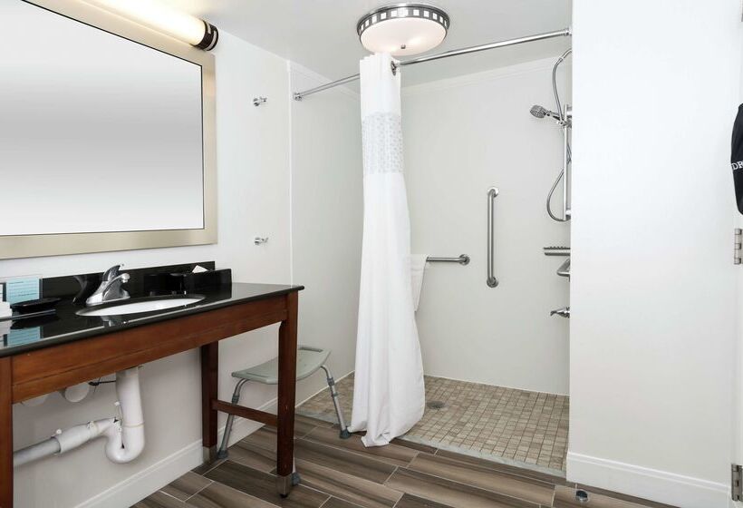 בית מלון כפרי Hampton Inn & Suites Raleigh Cary Lenovo Center