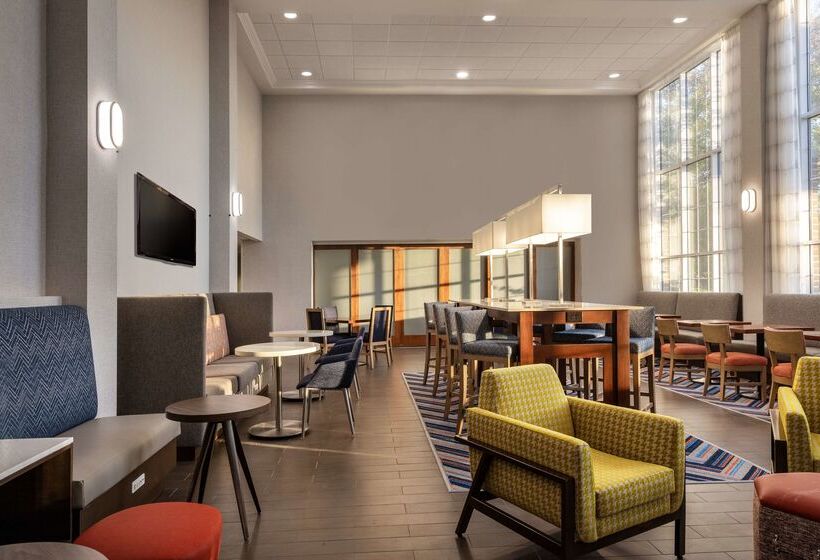 هتل Hampton Inn & Suites State College At Williamsburg Square