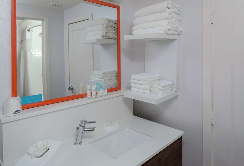 هتل Hampton Inn Woodbridge