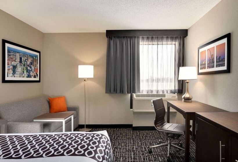 בית מלון כפרי La Quinta Inn & Suites By Wyndham St Louis Route 66