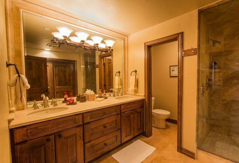 فندق Strawberry Park